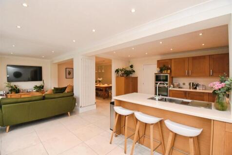 Open plan living / dining kitchen