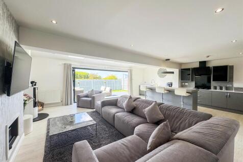 Kitchen/Entertaining/Lounge