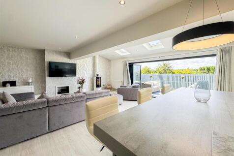 Kitchen/Entertaining/Lounge