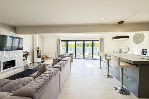 Kitchen/Entertaining/Lounge