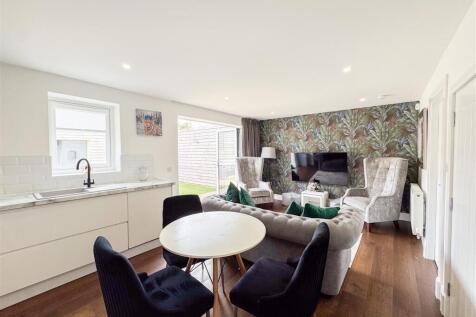 Lounge/Dining Kitchen
