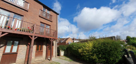 A 2/3 bedroom town house