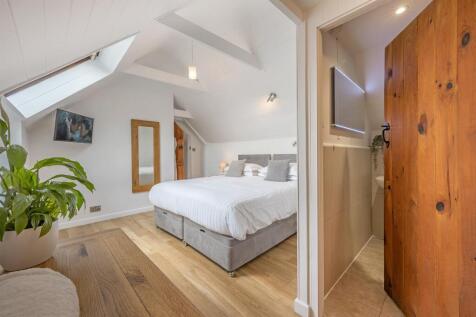 walnut-Bed1nEnsuite.jpg