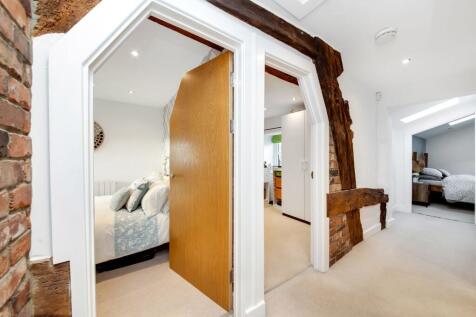 FIRST FLOOR LANDING