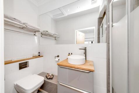 EN SUITE SHOWER ROOM