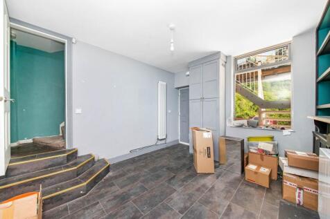 SECOND LOUNGE