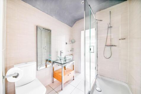 BATHROOM/SHOWER ROOM