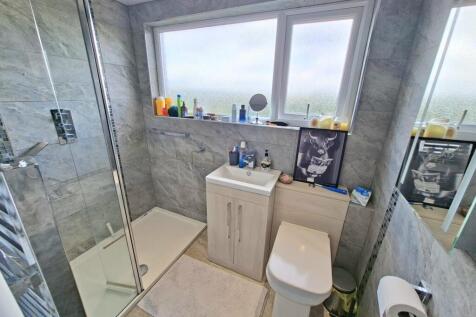 FAMILY SHOWER ROOM