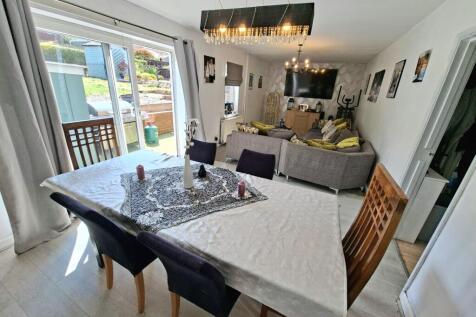 LOUNGE/ DINING ROOM