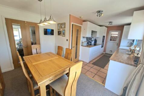 KITCHEN/DINING SPACE