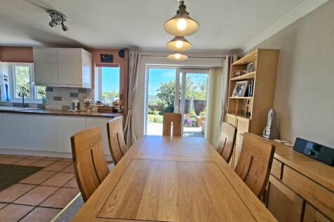 KITCHEN/DINING SPACE