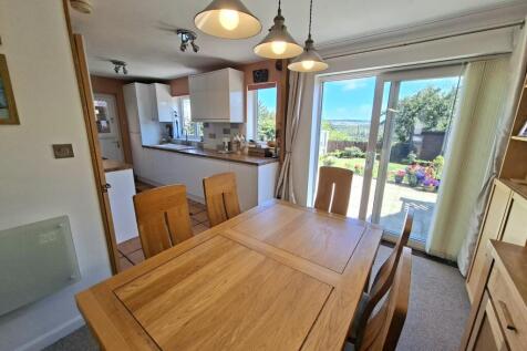 KITCHEN/DINING SPACE