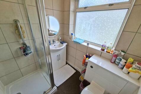 FAMILY SHOWER ROOM