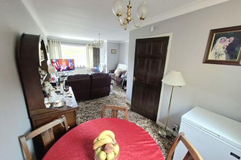 LIVING ROOM/DINING AREA