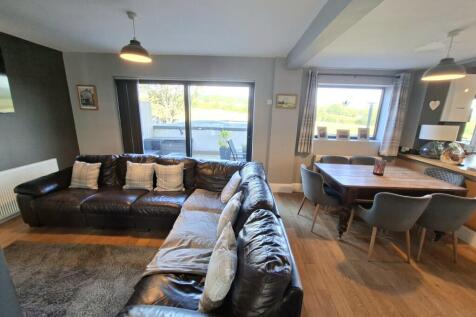 OPEN PLAN LOUNGE / DINING SPACE