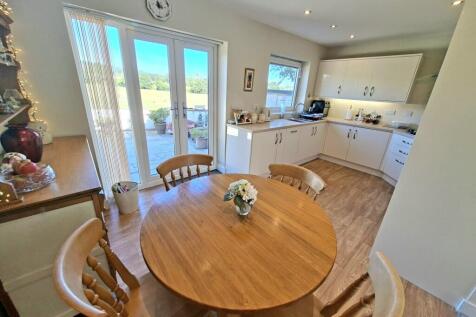 OPEN PLAN KITCHEN/DINING AREA