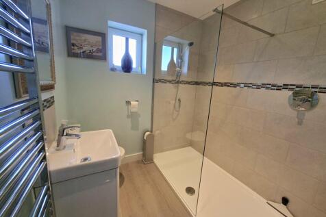 GROUND FLOOR SHOWER ROOM
