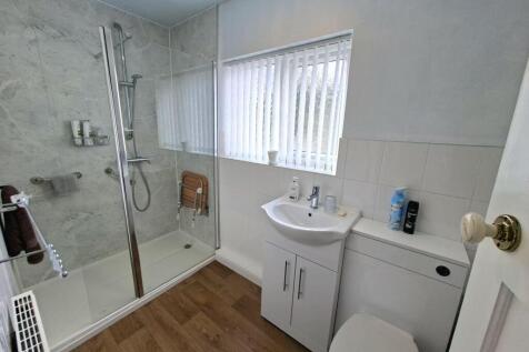 FAMILY SHOWER ROOM