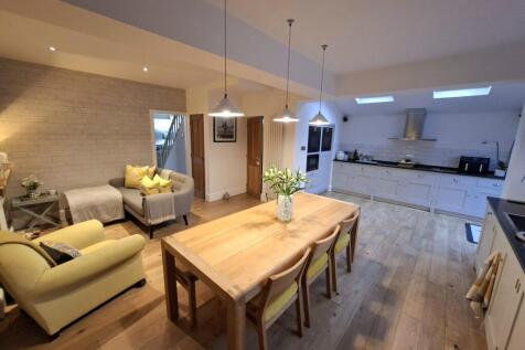 KITCHEN/DINING ROOM/SNUG