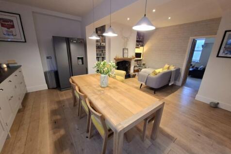 KITCHEN/DINING ROOM/SNUG