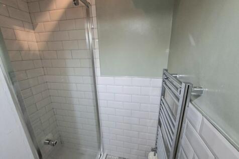SEPARATE SHOWER ROOM