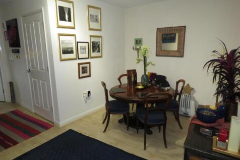 SPLIT LEVEL LOUNGE/D