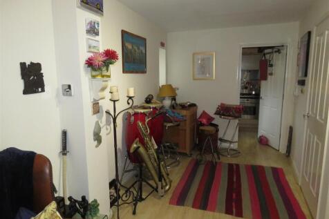 SPLIT LEVEL LOUNGE/D