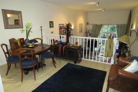 SPLIT LEVEL LOUNGE/D