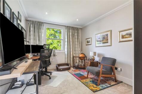 Bedroom / Study