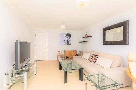 Large lounge/dine...