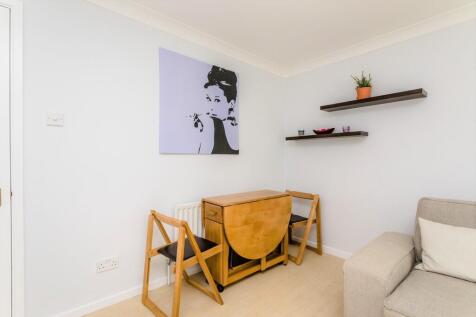 Large lounge/dine...
