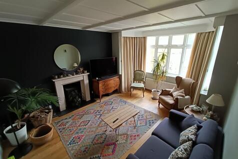 Lounge 1.jpg