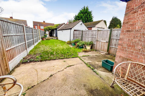 15 Woodland View - Back T202511071418.jpg