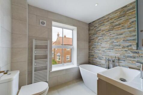 5 bed main bathroom.jpg