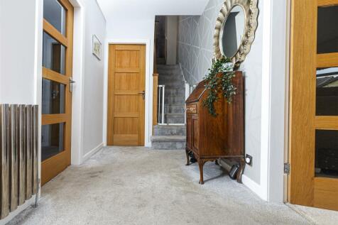 Bramleys Estate Agents - Maple Grove (58).jpg