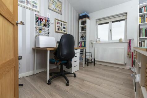 Bramleys Estate Agents - Maple Grove (32).jpg