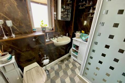shower room on ground floor.jpg