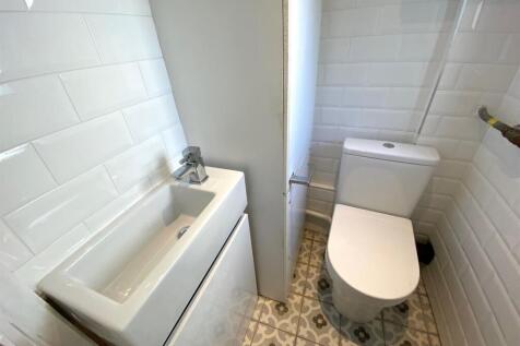 Bramleys Estate Agents - Hall Lane, Kirkburton (8)