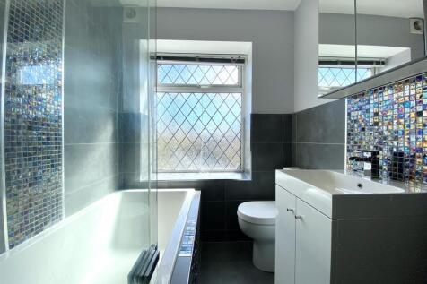 new bathroom 2.jpg