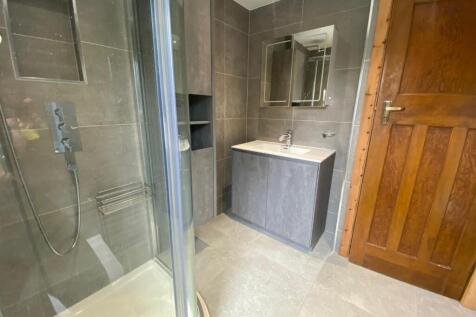 SHOWER ROOM 1.jpg
