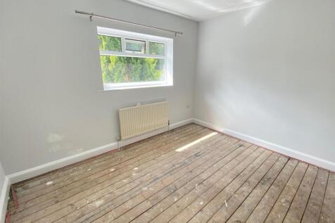 bedroom rear.jpg