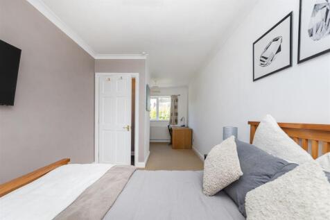 Bramleys Estate Agents - Kennedy Avenue - Fixby (2