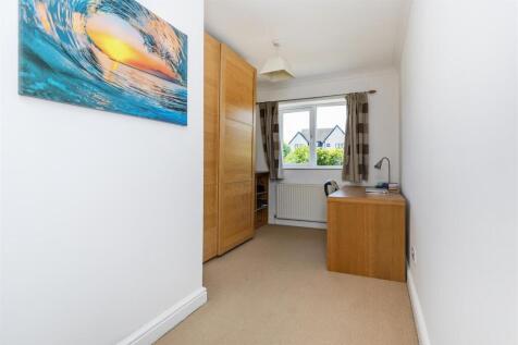 Bramleys Estate Agents - Kennedy Avenue - Fixby (2
