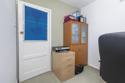 Bramleys Estate Agents - Kennedy Avenue - Fixby (2