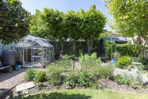 Bramleys Estate Agents - Kennedy Avenue - Fixby (4