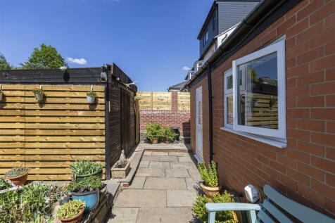 Bramleys Estate Agents - Kennedy Avenue - Fixby (4