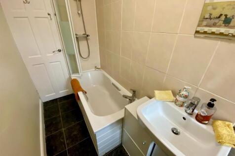 bathroom 1.jpg