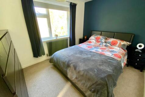bedroom rear.jpg