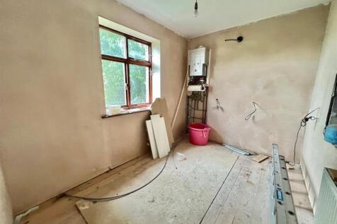 Bramleys Estate Agents - Quarmby Road - Building a