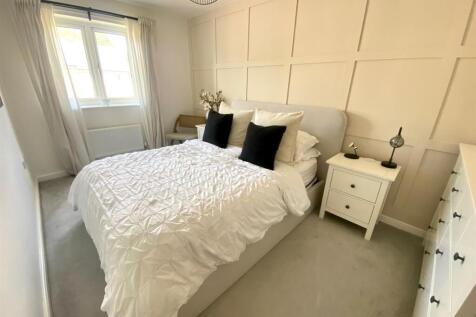 bedroom rear.jpg